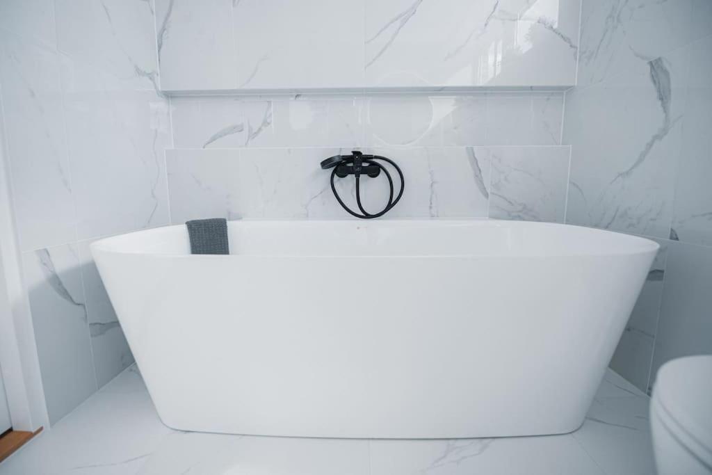 New Luxury 3Br Apartment In Old Town, Free Parking Хаапсалу Екстер'єр фото